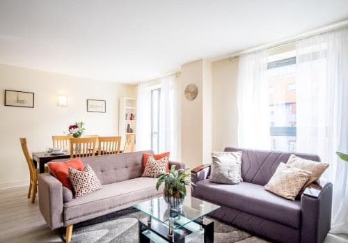 KING SIZE Bed, 2 Bath, FREE PARKING & WiFi Image 1