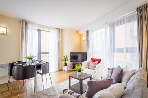 Stylish City 2 Bed, 2 Bath, FREE PARKING & WiFi Image 1