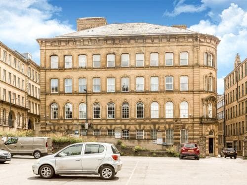 Appealing Studio in Bradford near Forster Square Retail Park Image 1