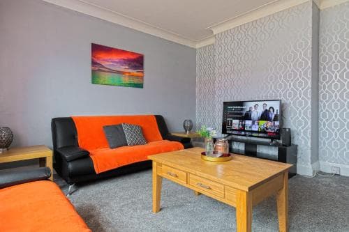 Bright and Modern Home 4 beds CCTV Parking Image 1