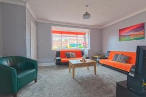Bright and Modern Home 4 beds CCTV Parking Image 2