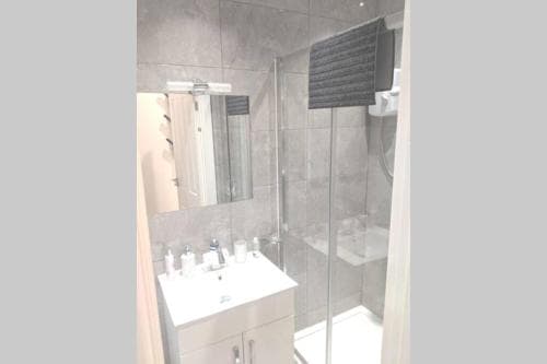 NEW APARTMENT - Offline Bookings on 079-504-13594 Image 2