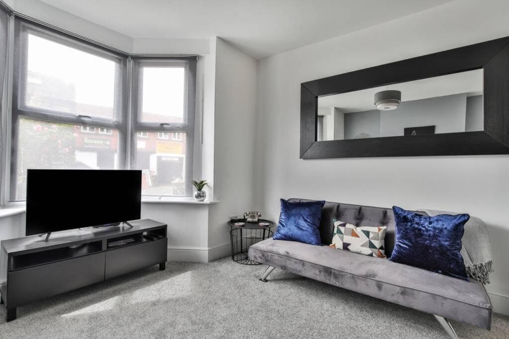 Refurbished Plush Property Great Transport Links Image 1
