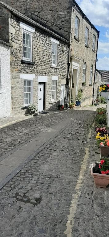 16th Century 1 Bedroom Cottage (adjacent 10th Century Richmond Castle) Image 3