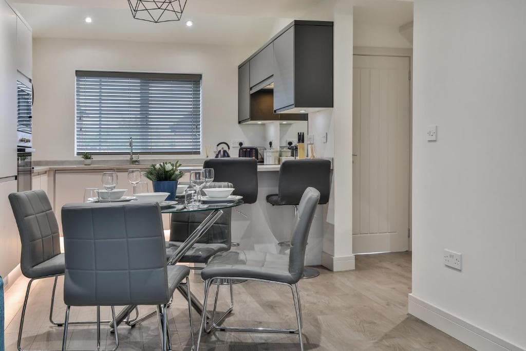 Renovated Whole House sleeps 4-5, WiFi, Parking near Sheffield Parkway Image 1