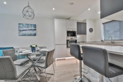 Renovated Whole House sleeps 4-5, WiFi, Parking near Sheffield Parkway Image 2