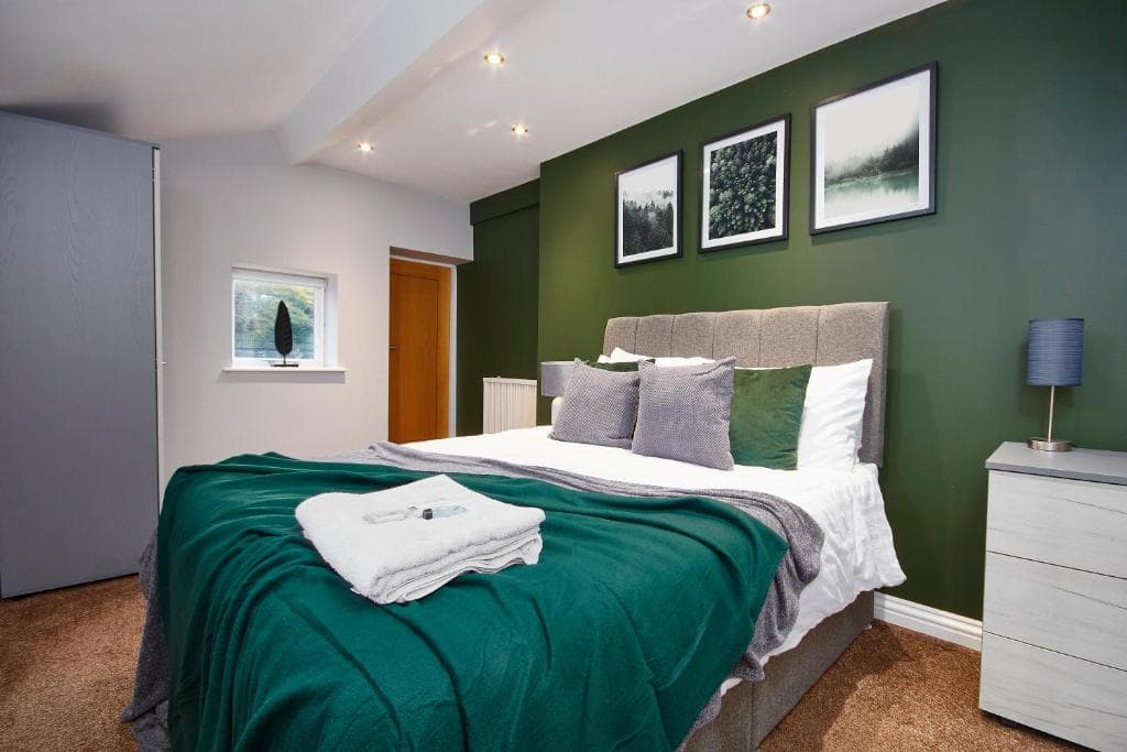 Large Apartment On Royal Parade - Sleeps 10 Image 1