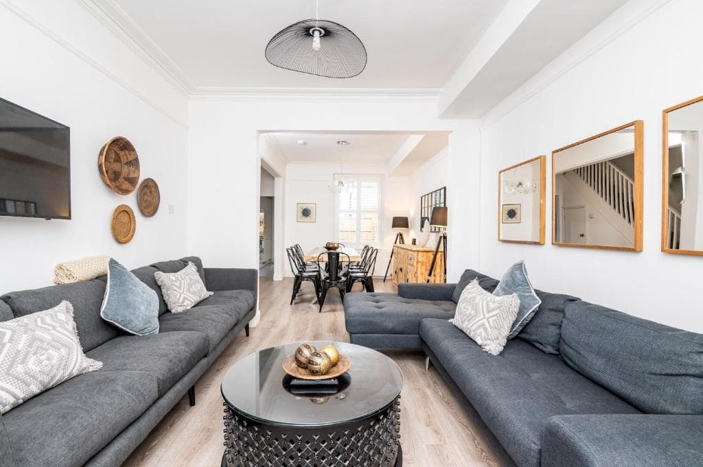 Pass the Keys - Elegant and Modern 5 Bed House with Free Parking Image 1
