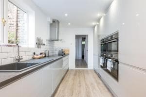 Pass the Keys - Elegant and Modern 5 Bed House with Free Parking Image 3