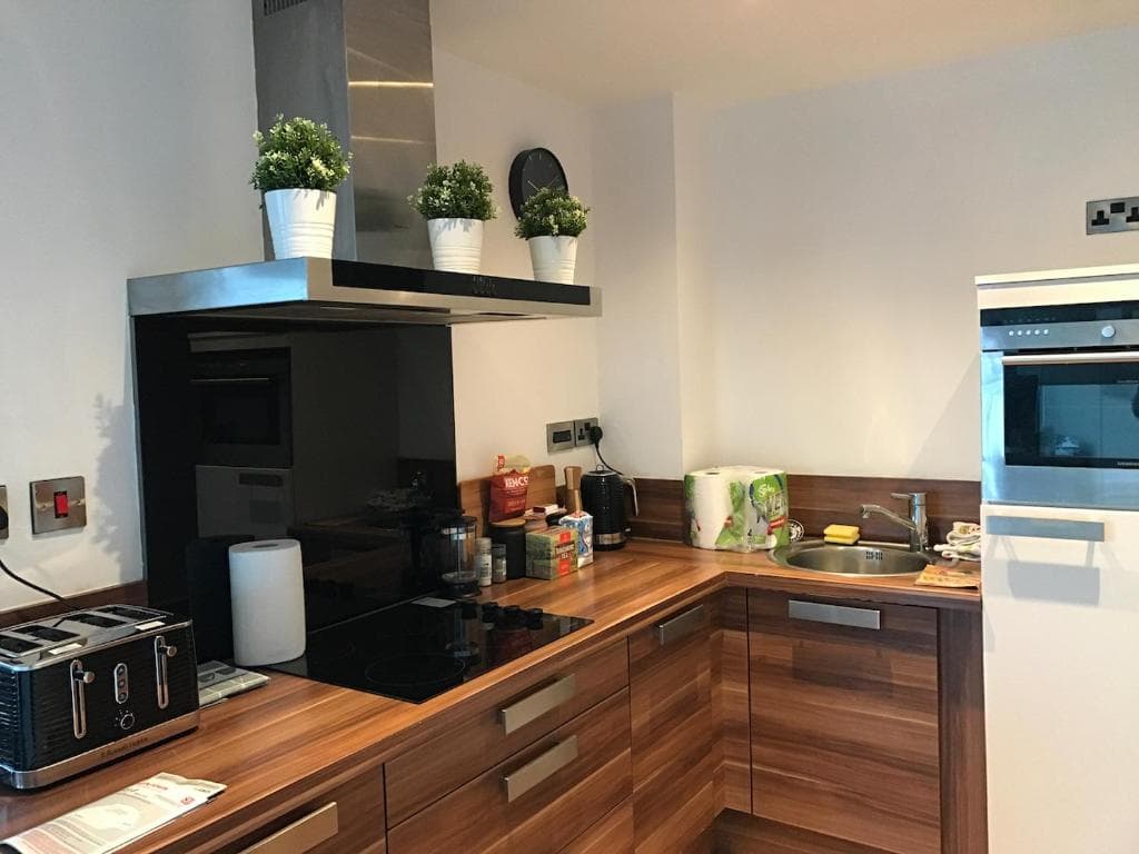 Lapwing - Sleeps up to 6, Fabulous panoramic city views, 12th Floor 2 bed city centre apartment, Perfect for work or leisure! Image 3