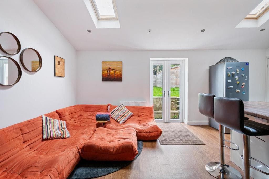 NEW Bright & Stylish 4BD Home City Centre of Leeds Image 1