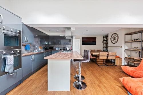 NEW Bright & Stylish 4BD Home City Centre of Leeds Image 2