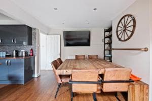 NEW Bright & Stylish 4BD Home City Centre of Leeds Image 3