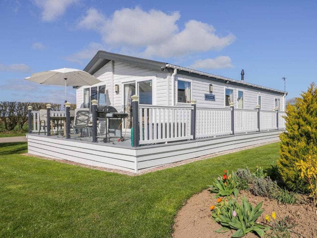 Superb detached lodge located on Skipsea Sands Image 2