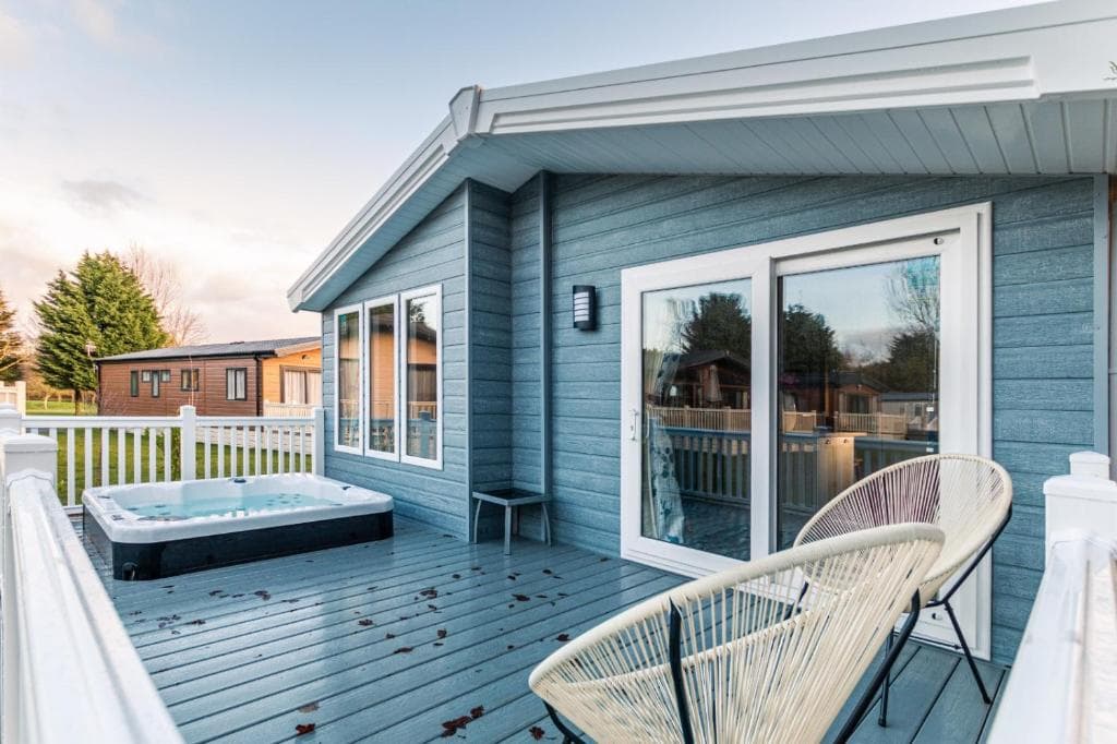 The Haven Lodge with Hot Tub Image 1