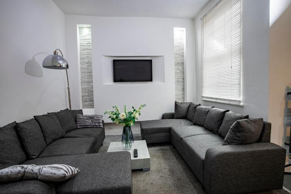 Roscoe House 4 Double Rooms Workstays UK Image 1