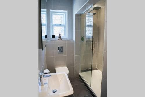 The Green House classic 2 bedroom apartment Image 4