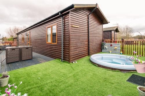 La-Serenite Lodge With Hot Tub Image 1