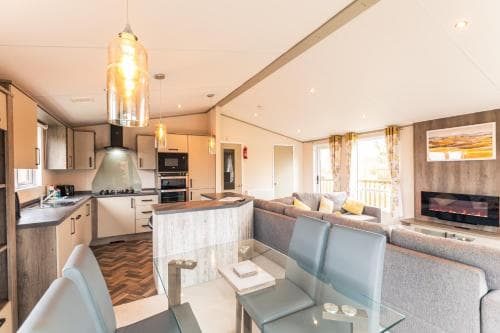 Springwell Lodge With Hot Tub Image 1