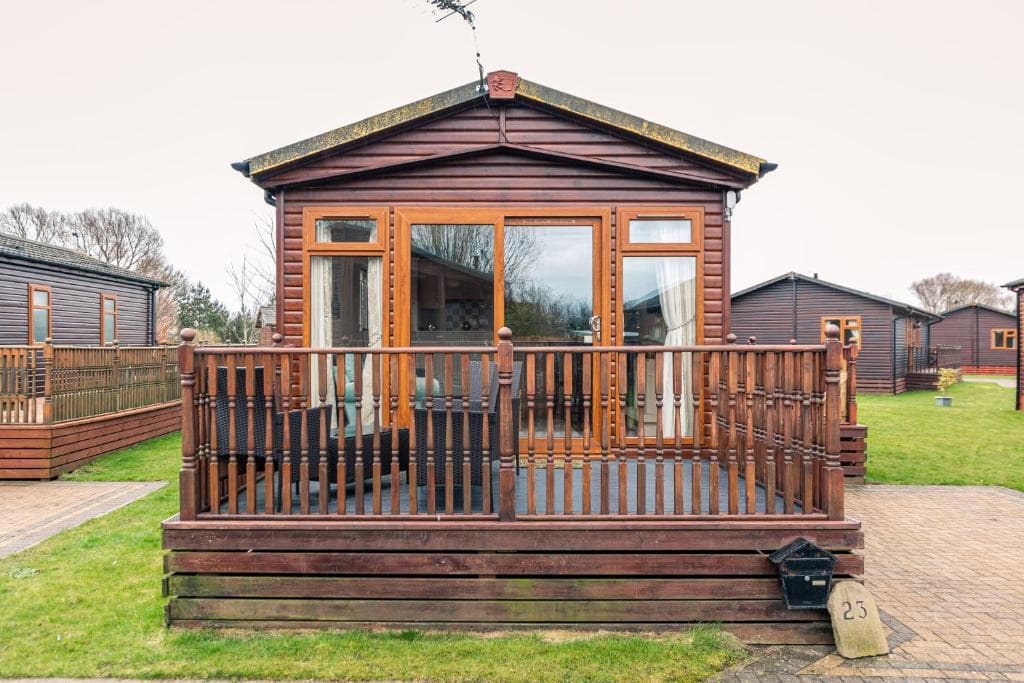 La-Serenite Lodge With Hot Tub Image 2