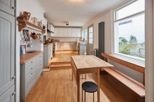 Host & Stay - Emerald Residence Image 3
