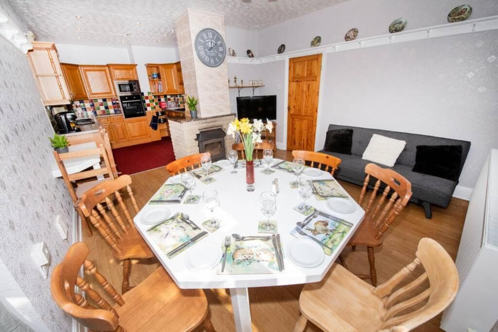 The Bungalow at Seaway's, Sleeps 11 + Image 1