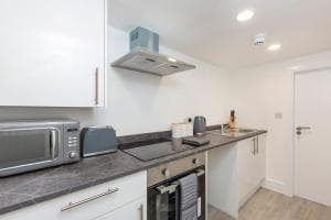 Saxon House Apartments Image 3