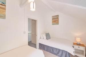 Host & Stay - Dove Grey, 25 West End Image 1