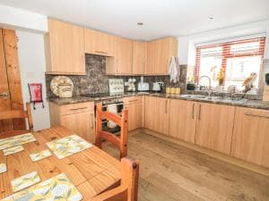 Farm Yard Cottage Image 3