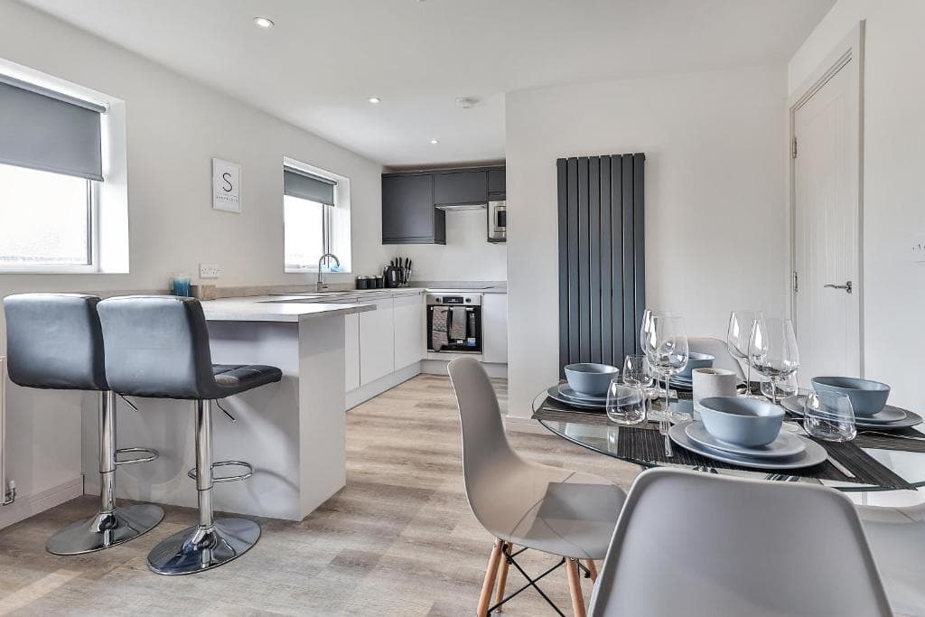 Newly Renovated 3 Bed Apartment with Parking Image 2
