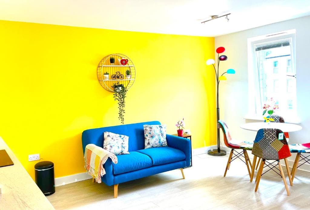 Modern townhouse, Sleeps 4 with parking Image 2