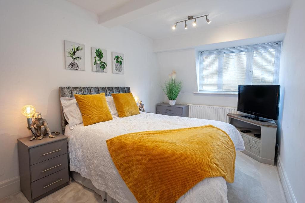 Cosy 2 Bed Apartment - Close to Leeds Centre Image 3