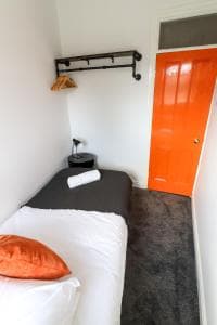 Beautiful 3 Bedroom house - Sleeps 5 Free parking Image 1