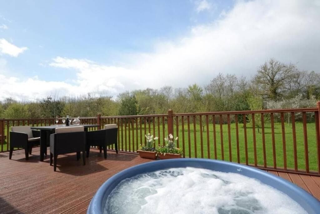 Heron Lodge with Hot Tub Image 1