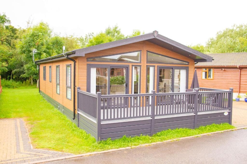 Penny Lodge with Hot Tub Image 3