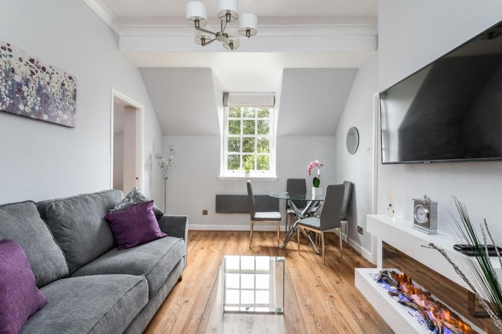 Pass the Keys Modern & Stylish Feversham House with Free Parking Image 1
