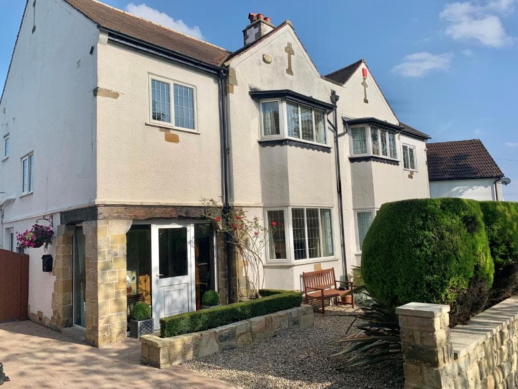 Luxury Cosy Cottage - in the Golden Triangle LEEDS Image 3