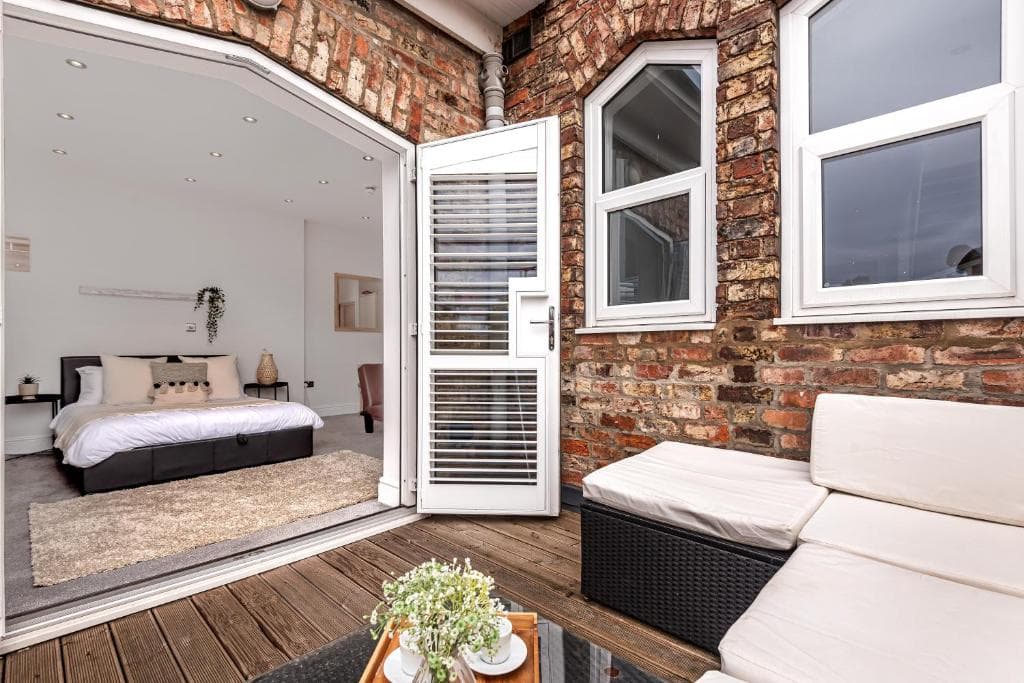 Cosy Studio Apartment with Balcony Image 2