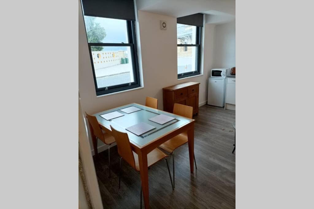 Spacious one bedroom family apartment -non smoker Image 1