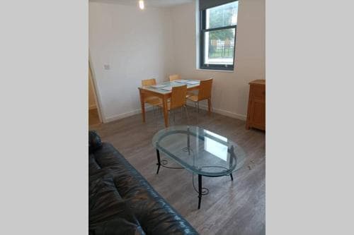 Spacious one bedroom family apartment -non smoker Image 2