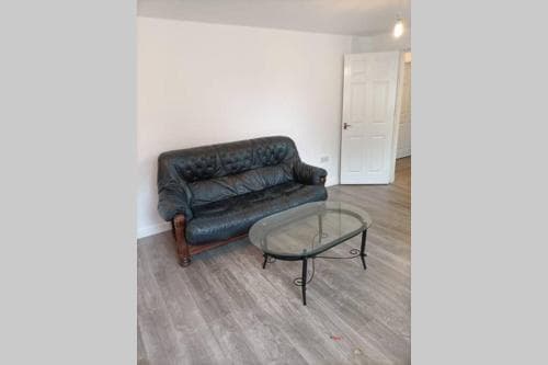 Spacious one bedroom family apartment -non smoker Image 3
