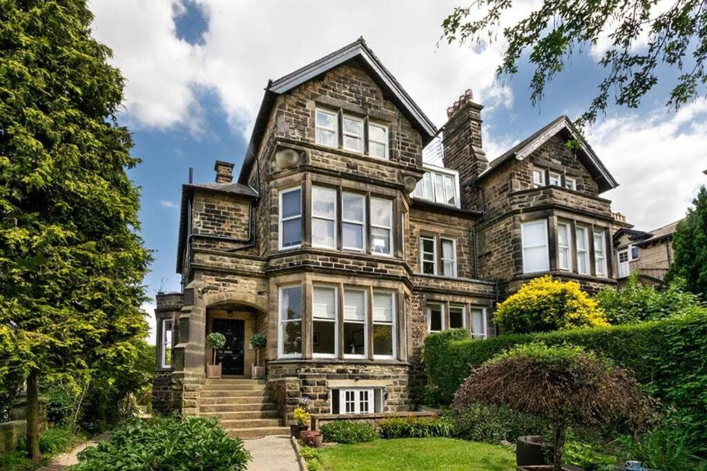 Central Harrogate townhouse apartment with parking Image 1