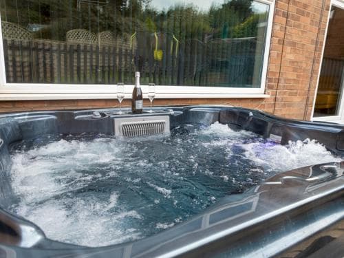 Pass the Keys Amazing 4 bedroom property- Hot tub & Sea Views Image 2
