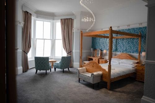 Delmont Hotel Image 1