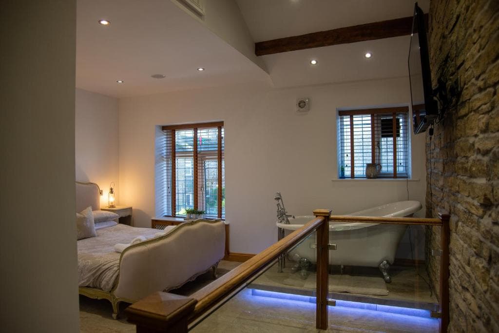 Steamy Cottage a cosy couples cottage & steam room Image 1