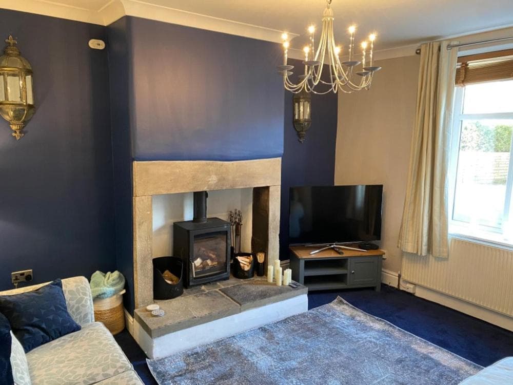 Honeybee Cottage, with a log fire & a hot tub. Image 1