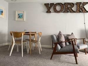 The Hampden - Free Parking - Central York Holiday House Home Image 1