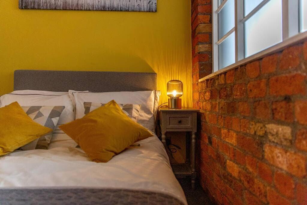 Lovely, Central, 1 Bed Apartment (Sleeps 4) with Free Parking Image 1