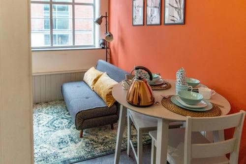 Lovely, Central, 1 Bed Apartment (Sleeps 4) with Free Parking Image 2
