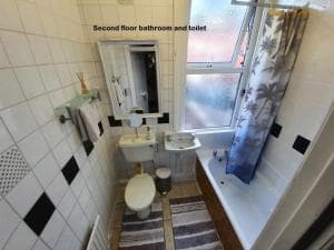** Lovely & Cosy well equipped 3 bedroom house perfect for Work/Leisure + free parking & WiFi ** Image 3